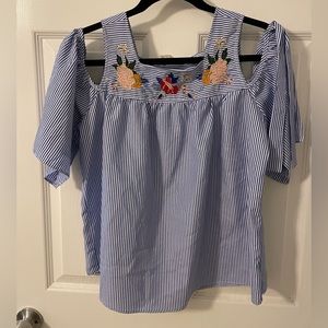 Boho top with shoulder cutouts and floral embroidery